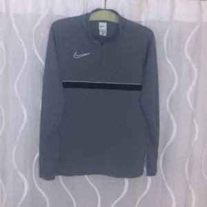 NIKE HALF ZIP - En skön tröja som ja inte använder längre. Köpt för 500 på JD Sports.  Skick 9/10 använd 1-4 gånger 