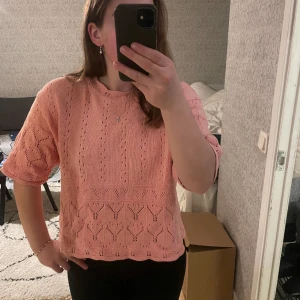 Stickad t-shirt  - Stickad t-shirt med fina detaljer! Använd men i mycket fint skick, i material som ej nopprar