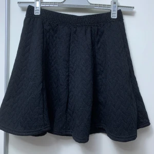 Kjol - Söt kjol säljes, mjukt material som passar under vinter/höst. Oanvänd  💫