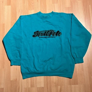 blå southpole sweater - snygg asf Southpole sweater🤤säljer pga ingen användning🙏🐊 pris går att diskuteras💯 Mått —> 65cm längden, —> 54cm bredden