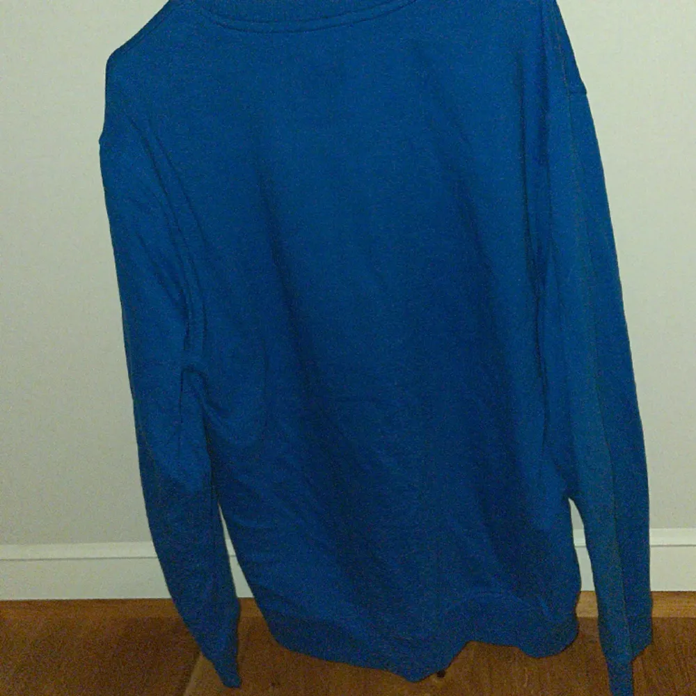 Riktigt fet sweatshirt i storlek Large önska verkligen den var större då det är min favorit tröja. Men sjukt snygg färg kombo. . Hoodies.
