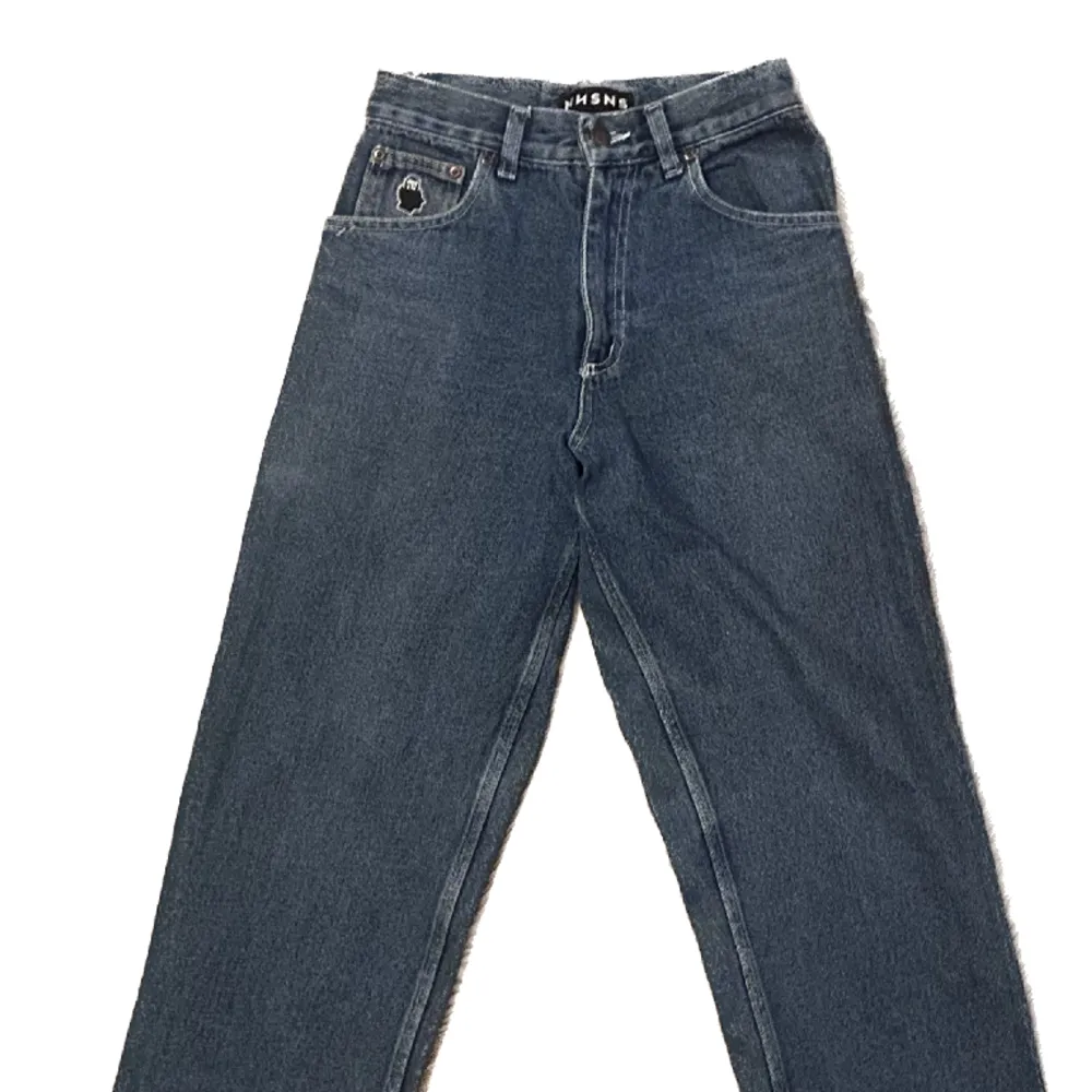 Snygga jeans i väldigt bra skick 🤝 Baggy passform Blå färg Köpta i en skatebutik i Paris  fint skick 🙌  Pris kan diskuteras ‼️. Jeans & Byxor.