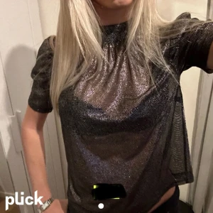 Topp/ blus  - Inga defekter och precis som ny, strl 34 men passar även 36 lika bra Köpte här, men inte använd