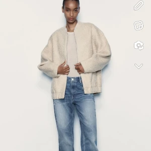 Bomber jacka i teddy - Super fin bomberjacka från zara i Teddy liknande material! Inga defekter. Köpt för 600 