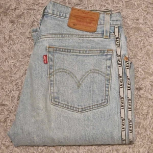Levi's jeans - Levi's jeans 501 orginal Storlek 27/30  Detalj band i sidan  Använda väldigt lite  Kommer från ett rökfri och djurfri hem 