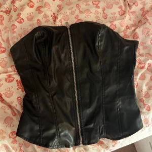 svart topp💘 - stockholmstilig/y2k topp från H&M köpt ca en månad sedan.