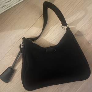 En svart handväska 