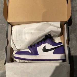 Jordan 1 low court purple - Storlek 39 Eur, Super snygga Jordans in för sommarn. Helt oanvända från merch Sweden. Gör prisförslag:) ny pris 3799 på merch Sweden väldigt sällsynt storlek har kvitto 