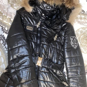 Tunn jacka - Tunn svart jacka glansig. Med strass dödskalle bak på ryggen och på ena sidan av armen. Passar XS/S