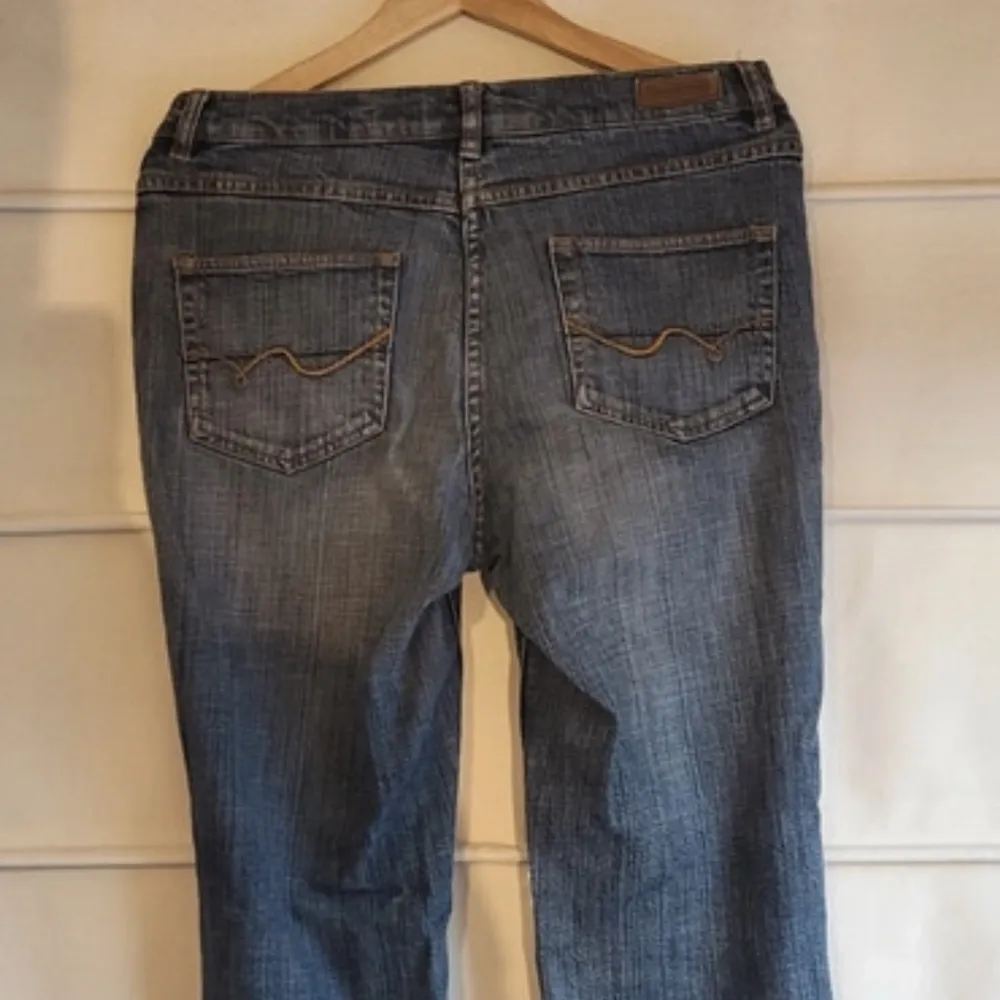 Fina low waist jeans som inte passade  Storlek 38 . Jeans & Byxor.