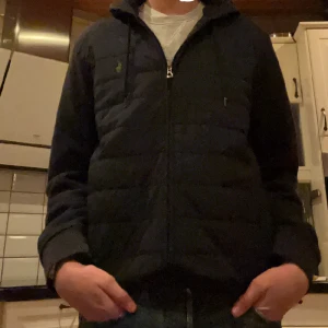 Ralph Lauren Cardigan - Hej, säljer nu min Cardigan då den är lite för stor, Nypris runt 2500kr Mitt pris 699kr, En defekt då den är sömd på ett ställe men märks inte vid användning stl L men passar M, Hör av er vid minsta lilla fråga. ( Kan gå ner vid pris vid snabb affär)