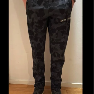 Palm angels byxor - Tjena! Säljer nu dessa Palm angels byxor i storlek S som är sjukt feta. Skicket är 10/10 samt tags medföljer! Nypris 3500kr Vid funderingar/bilder är det bara att höra av sig//LB