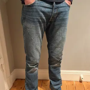 Säljer ett par Levis jeans i stl 30-32. Jeansen är i bra skick, inga fläckar och inget tydligt slitage. Finns tecken på användning vid fickorna.  Hör av er vid frågor!! 