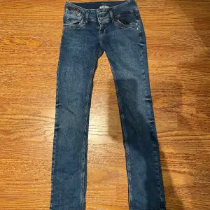Säljer ett par ltb jeans i modellen jonquil. Jag är 163 cm. Nypris ca 700 men säljer för 300 ist. Skriv för mer bilder💗