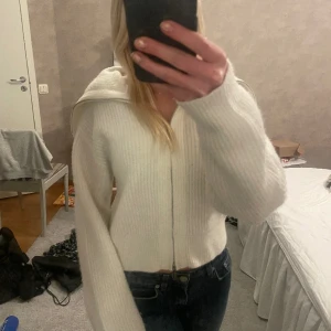 Zip tröja från nakd - Vit zip cardigan från NA-KD i storlek xs, fint skick!