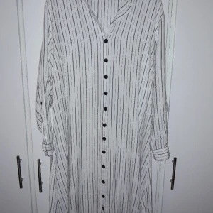 Skjortklänning Storlek M - Helt nytt Oanvänd. Säljer för att jag aldrig kommer bära den. Snälla kontakta mig för mer bilder eller något annat innan du köper  Priset kan diskuteras 