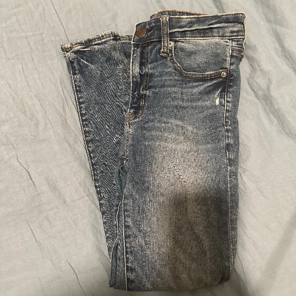 Jeans från american eagle, använt skick men fortfarande okej skick. Hör av dig vid frågor💕. Jeans & Byxor.
