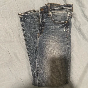 American eagle jeans - Jeans från american eagle, använt skick men fortfarande okej skick. Hör av dig vid frågor💕