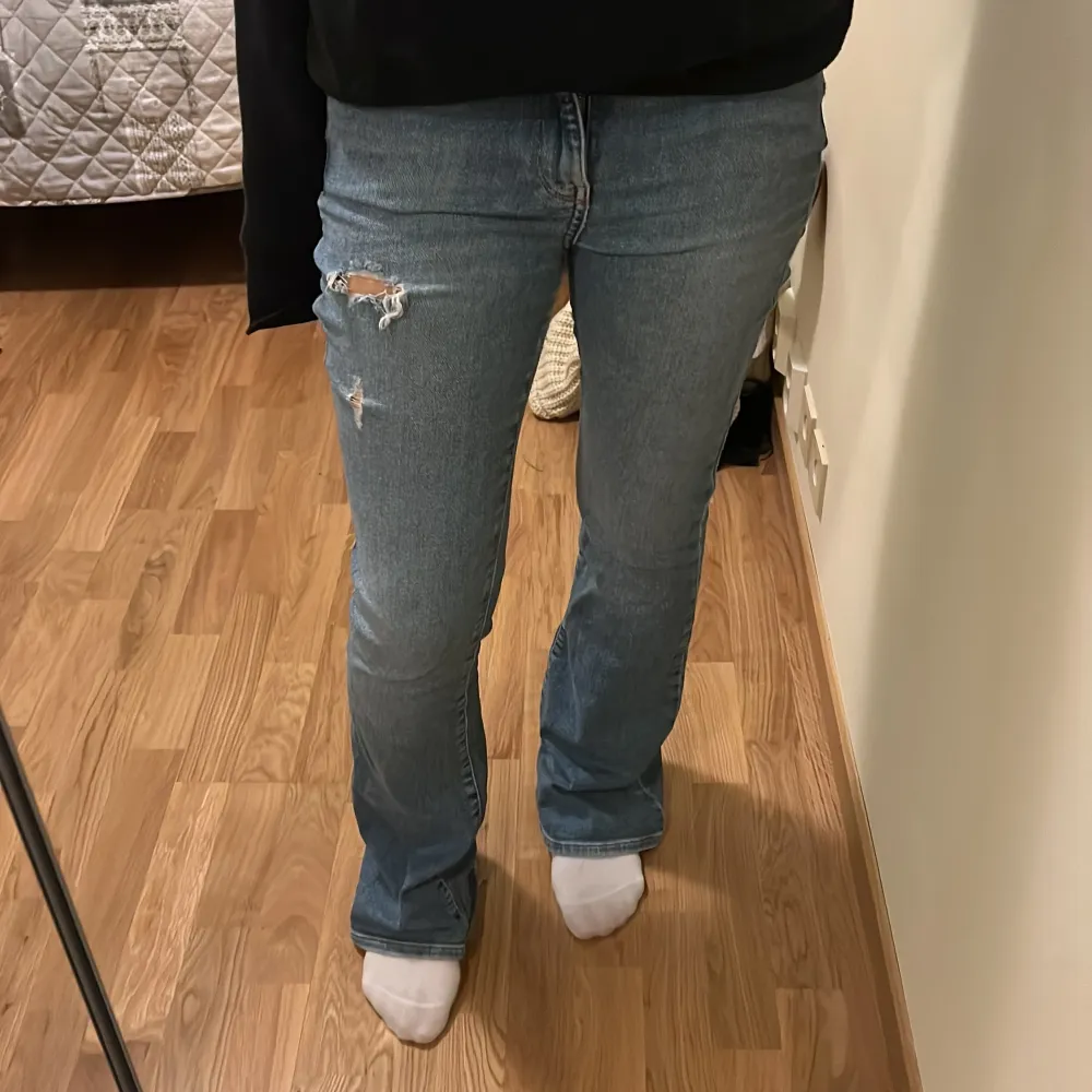 Super sköna utsvänga jeans från Gina tricot i storlek 38 med medelhög midja🥰 Skriv om du har frågor!. Jeans & Byxor.
