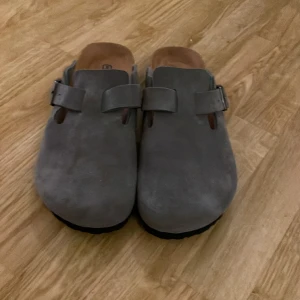 Birkenstock Boston - Jättefina Birkenstock, storlek 42 nästan helt nya! Endast använda inomhus. Hör av dig vid funderingar! /Mvh