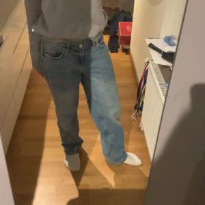 Ett par ljusblåa jeans från Gina Tricot. Dom är raka och är i storlek 38, passar perfekt på våren (har slittat dom lite vid benen så dom sitter bättre vid skorna) 🩵