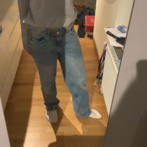 Ljusblå jeans - Ett par ljusblåa jeans från Gina Tricot. Dom är raka och är i storlek 38, passar perfekt på våren (har slittat dom lite vid benen så dom sitter bättre vid skorna) 🩵