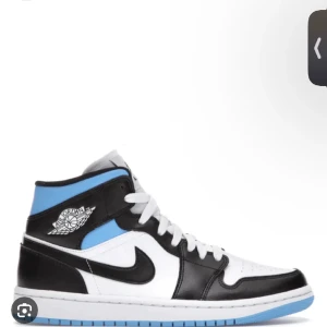 Jordans - Säljer mina snygga jordans mid med blåa detaljer! (nypris 2300), skriv om ni vill se hur dem ser ut i verkligheten🩵