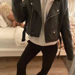 Skinn jacka - En varm och snygg skinn jacka i storlek medium från Pull and bear. Varm och parfect nu inför våren! Har knappast andvänt den och är så fin som ny!🌸