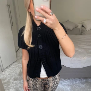 Stickad kofta - Säljer denna kortärmade stickade koftan med knappar. Har du någon fråga är det bara att höra av dig🫶🏻