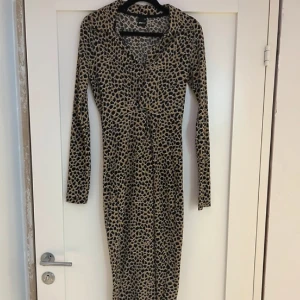 Klänning  - Jätte fin klänning från Gina med en liten slits framtill lätt v-ringning