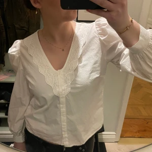 Vit blus - Fin vit blus me puffärmar🩷