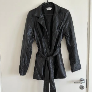 Jacka  - Jacka från Erika Kvam x NA-KD i storlek 36