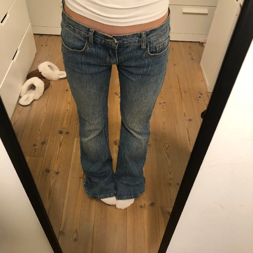Säljer ett par jättefina Lågmidjade jeans som tyvärr är lite långa på mig. Använda fåtal gånger. Passar om man är över 165.🥰 Hör gärna av dig om du har några frågor. . Jeans & Byxor.