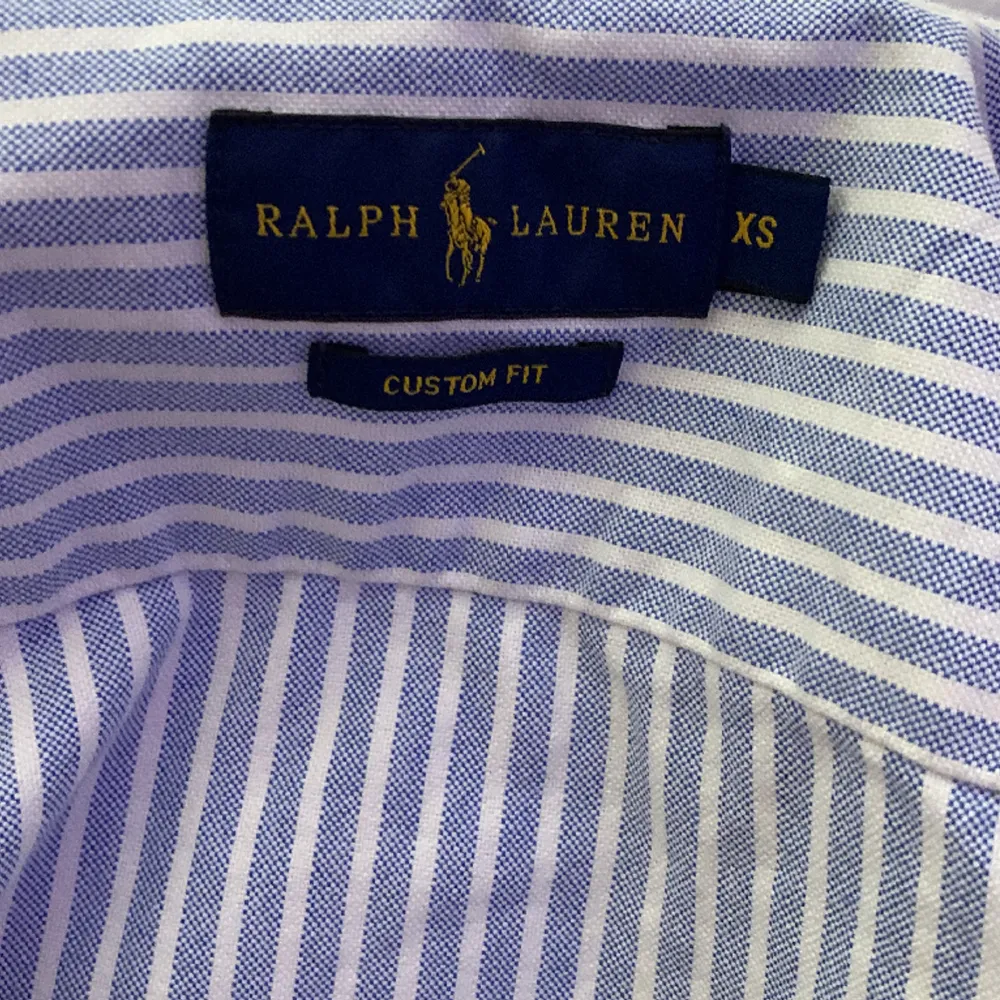 Tja, säljer en Ralph lauren skjorta i storlek XS. Modellen på bilden är 180 Om du undrar något tveka inte att fråga . Skjortor.
