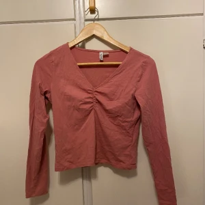 Tröja  - Tröja från H&M, säljer pga att den inte kommer till användning, storlek: M. Tveka inte att för att fråga någonting!💫