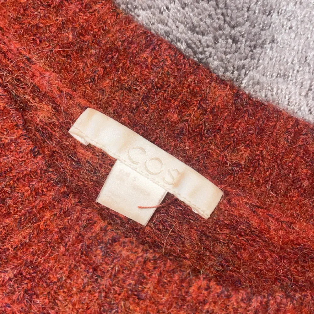 Stickad tröja från Cos❤️älskar men har inte använt på ett tag❤️ köpt för 3 års sen och använd typ tre gånger❤️❤️frakt ingår inte. Tröjor & Koftor.