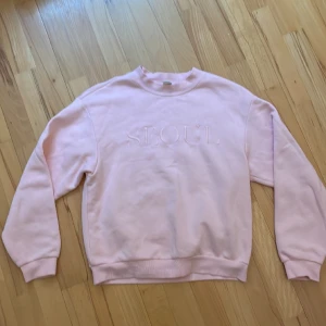 Tröja - Rosa tröja Monki Seoul