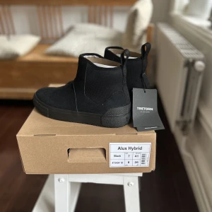 Tretorn skor - Jättesköna, varma och vattentäta vinterkängor i svart mocka. De är helt nya och oanvända Tretorn kängor säljes pga felköp. Stl 41 (Nypris: 1400kr)  