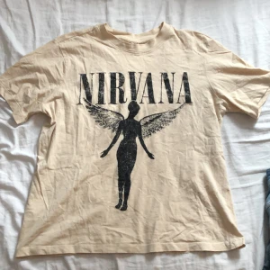 Nirvana T-shirt  - En T-shirt med det klassiska In Utero trycket på. Vet inte riktigt storlek men tror det är en S.