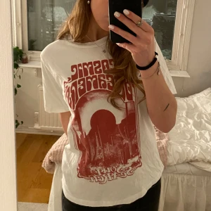T-shirt  - Säljer denna t-shirten från Gina tricot. Den har inga tecken på andvändning och är i storlek M. Skriv om du har funderingar. 😊