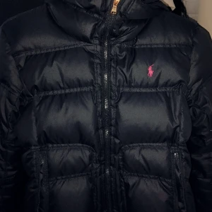 Ralph Lauren Dunjacka  - Jättefin dunjacka, stl xl men är mer som en xs  Frakt tillkommer Korta armar  