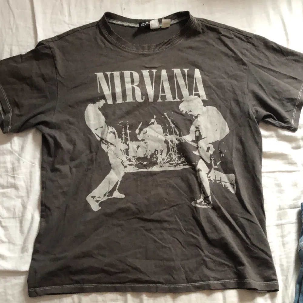 Cool band t-shirt med Nirvana tryck. Bra skick och skönt material!. T-shirts.