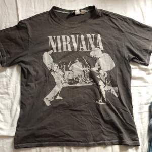 Cool band t-shirt med Nirvana tryck. Bra skick och skönt material!