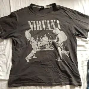 Cool band t-shirt med Nirvana tryck. Bra skick och skönt material!