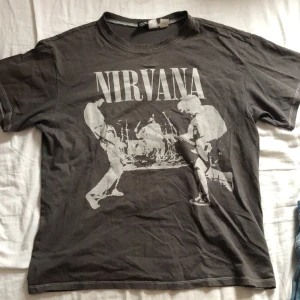 Nirvana T-shirt  - Cool band t-shirt med Nirvana tryck. Bra skick och skönt material!