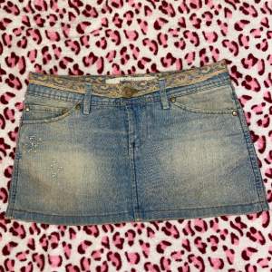 Superfin kort jeans kjol med spetts detalj och överiga detaljer<3  I nytt skick