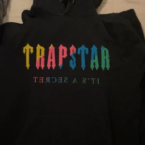 Trapstar  - Säljer en trapstar tracksuit ett av deras fetaste och sällsyntaste släpp. Sparsamt använda skick 8/10 storlek S i både tröjan och byxorna. 