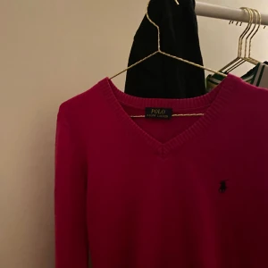 raph laruen  - jätte fin tröja men säljer pågrund av att den inte kommer till användning. Ganska bra skick, köpt begagnad, men endast använd 1 gång.  Pris kan diskuteras.💕