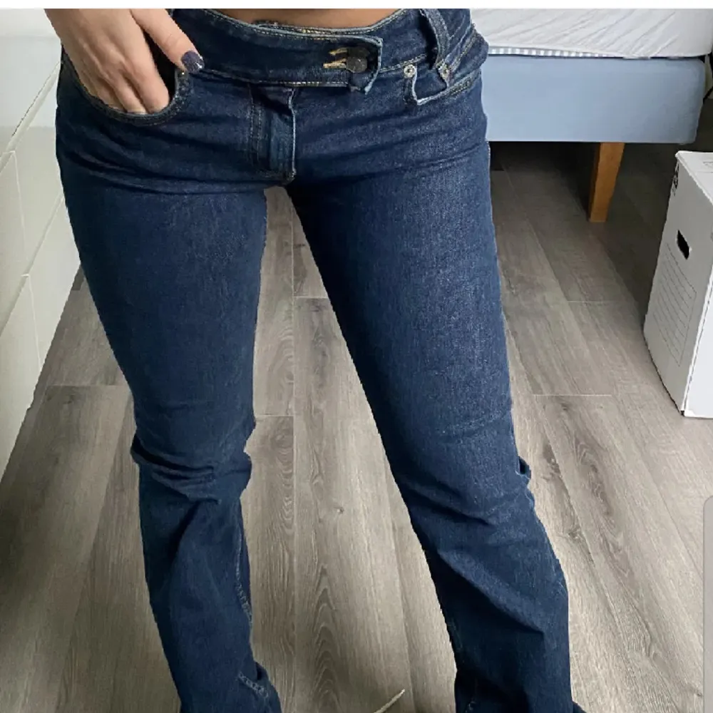 Nästan oanvända jeans från motelrocks i storlek S Köpta här på plick när de hadde prislapp kvar men har bara använt dom ca två gånger då dom e förstora (lånade bilder från föra säljaren). Jeans & Byxor.