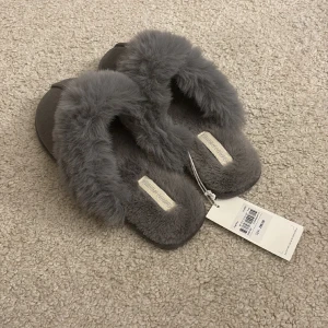 Mystofflor - Jag par jätte mysiga tofflor från Carin Wester, helt oanvända ❤️säljer pågrund av att jag fick två andra i julklapp❤️nypris 399❤️